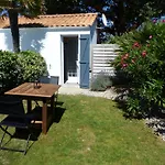 Le Clos De La Combe Bed & Breakfast 3*