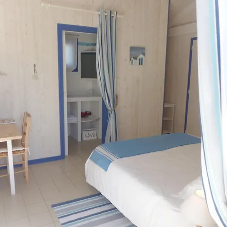 Le Clos De La Combe Bed & Breakfast 3*
