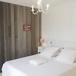 Le Clos De La Combe Nocleg ze śniadaniem 3*