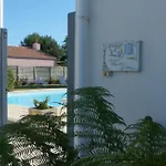 Le Clos De La Combe Nocleg ze śniadaniem 3*